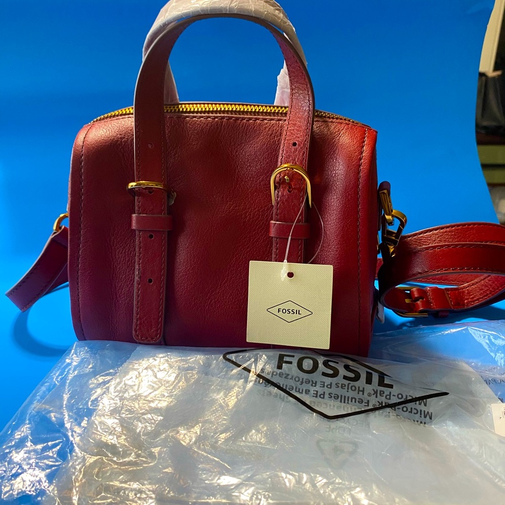 A cute red crossbody bag from Fossil, new with tag ❤️